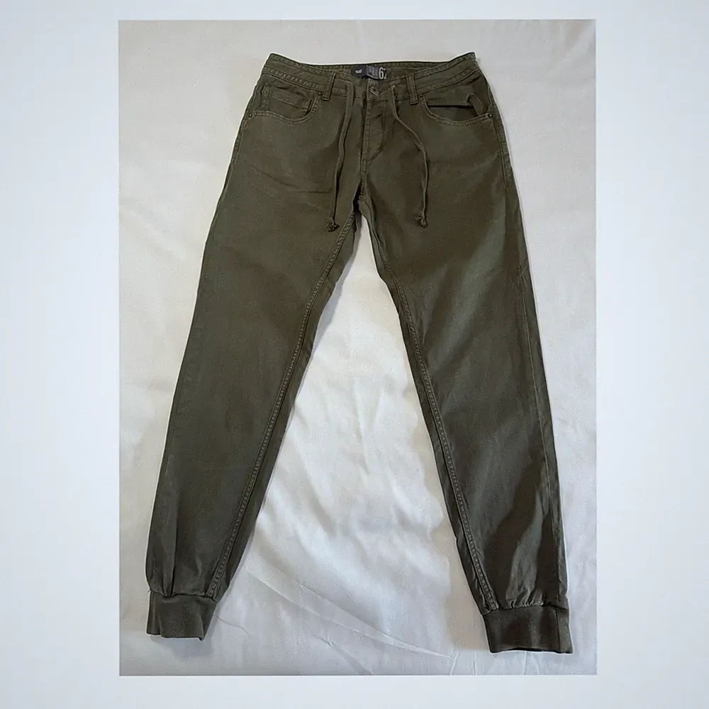 WE Straight Forward Goods 62 Jogginghose Olivgrün Tapered Herren Größe 32