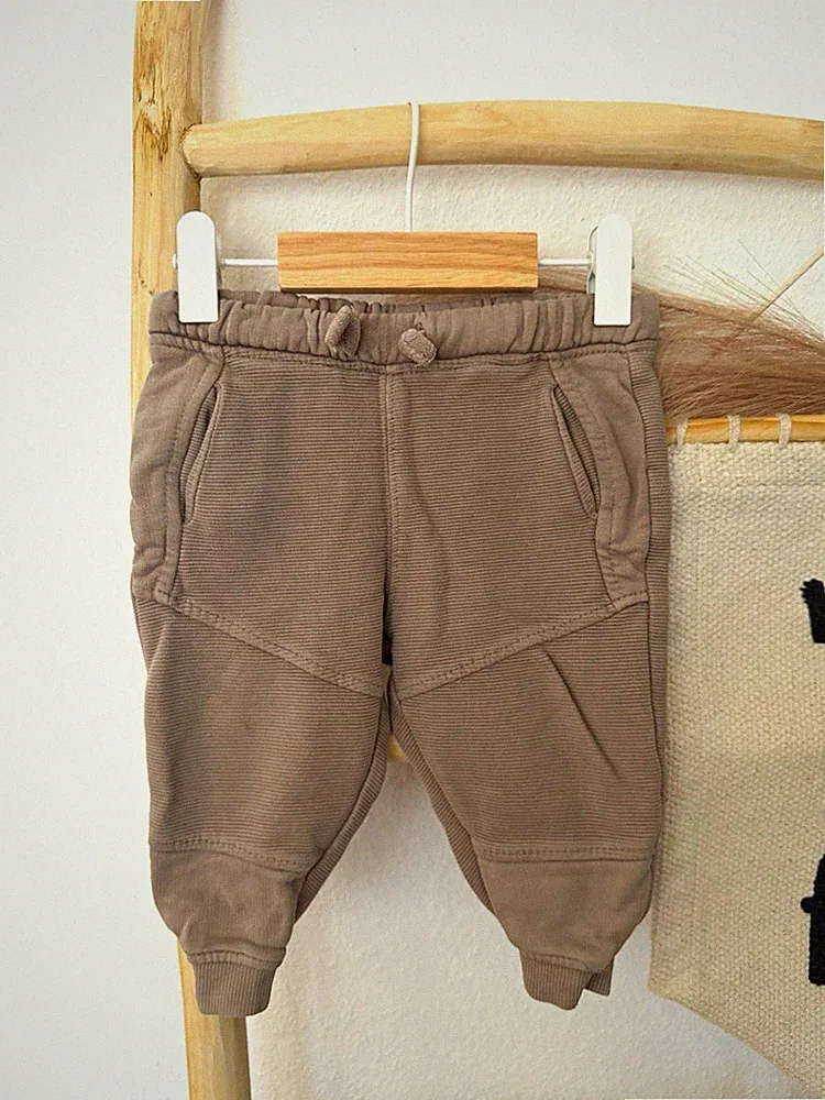 Zara Jogginghose Taupe Braun gerippt Jungen Mädchen Unisex Gr. 86 12-18 Monate